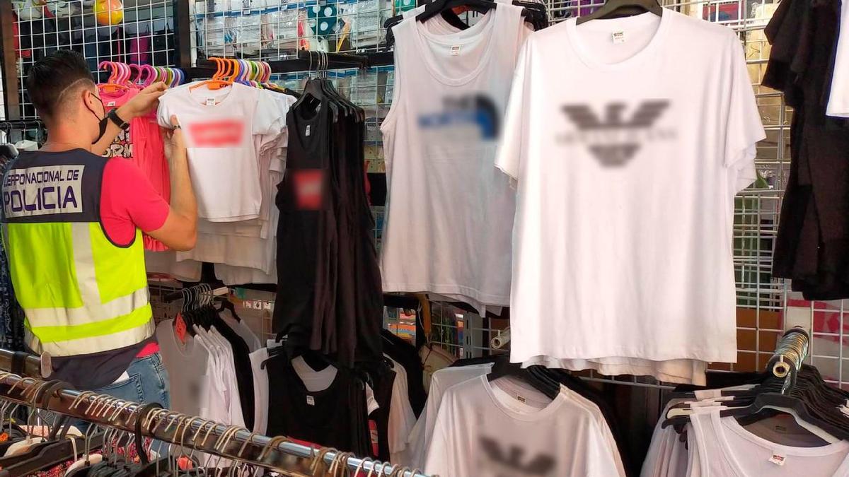 Intervenidas más de 2.000 falsificaciones de ropa en comercios de Benidorm