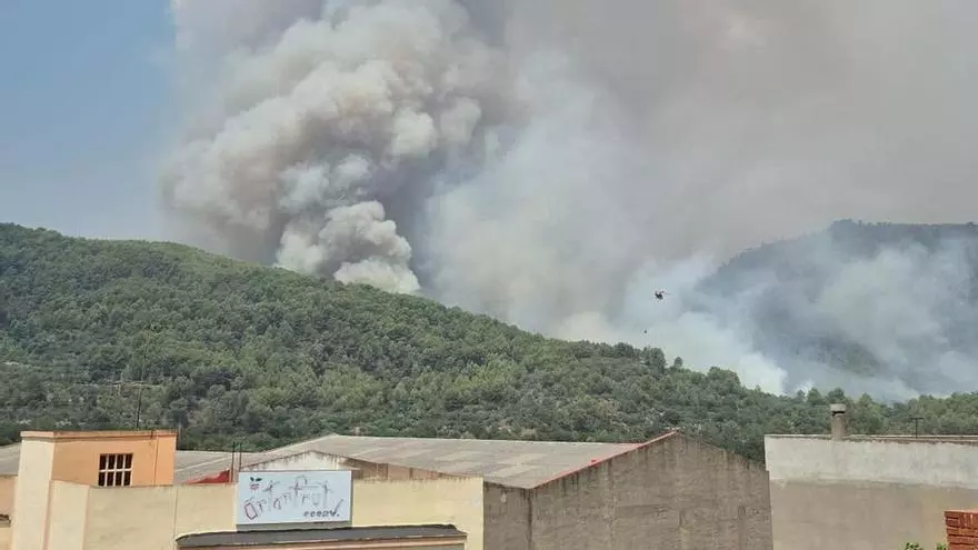 Un rebrote del fuego en Artana complica la tarde en el incendio forestal en Castellón