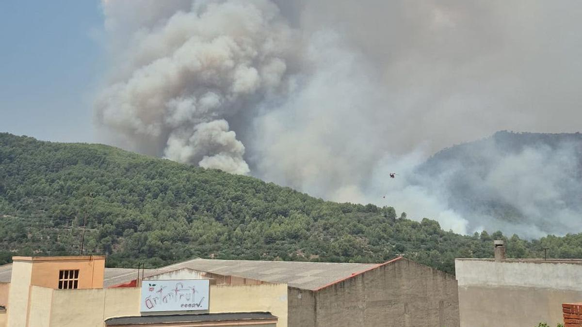 Vídeo: Un rebrote del fuego en Artana complica la tarde en el incendio forestal