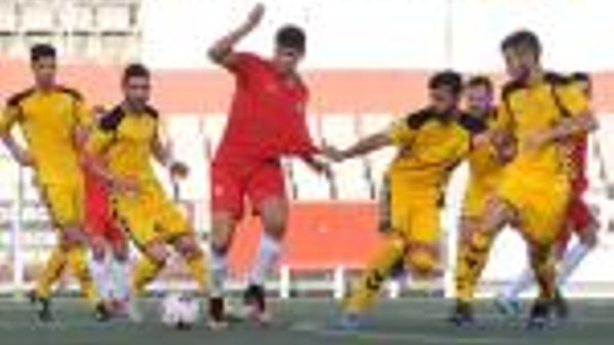 Oriol Ayala i Lucas Viale vigilen un davanter del Terrassa ahir a l&#039;Olímpic.