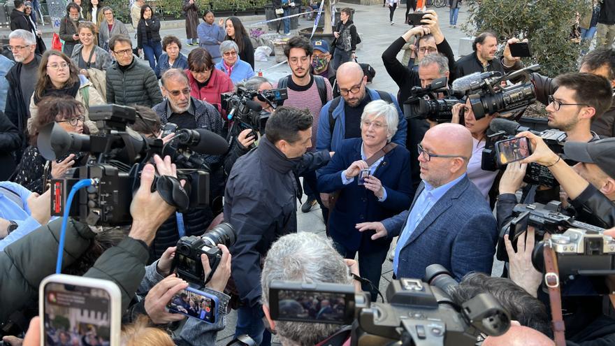 Moment de la detenció on Ponsatí ensenya el seu carnet d'eurodiputada al Mosso