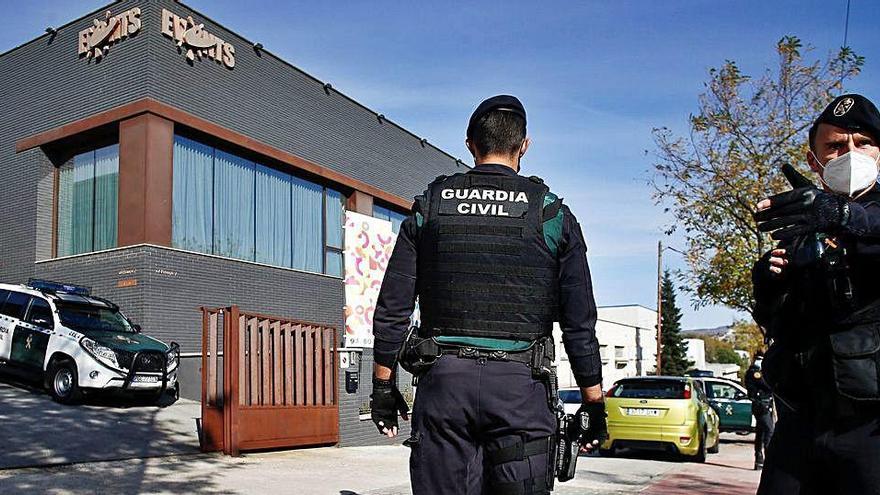 Agents de la Guàrdia Civil custodiant la seu d&#039;Igualada Events, dimecres