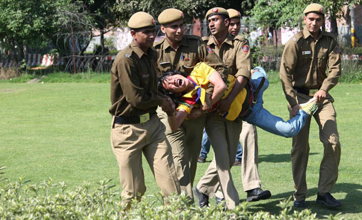 Agents de policia arresten un jove tibetà a l’exili durant una manifestació davant de l’ambaixada xinesa a Nova Delhi en vigília de la celebració del 52è aniversari de l’ocupació xinesa del Tibet.