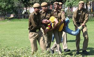 Agents de policia arresten un jove tibetà a l’exili durant una manifestació davant de l’ambaixada xinesa a Nova Delhi en vigília de la celebració del 52è aniversari de l’ocupació xinesa del Tibet.