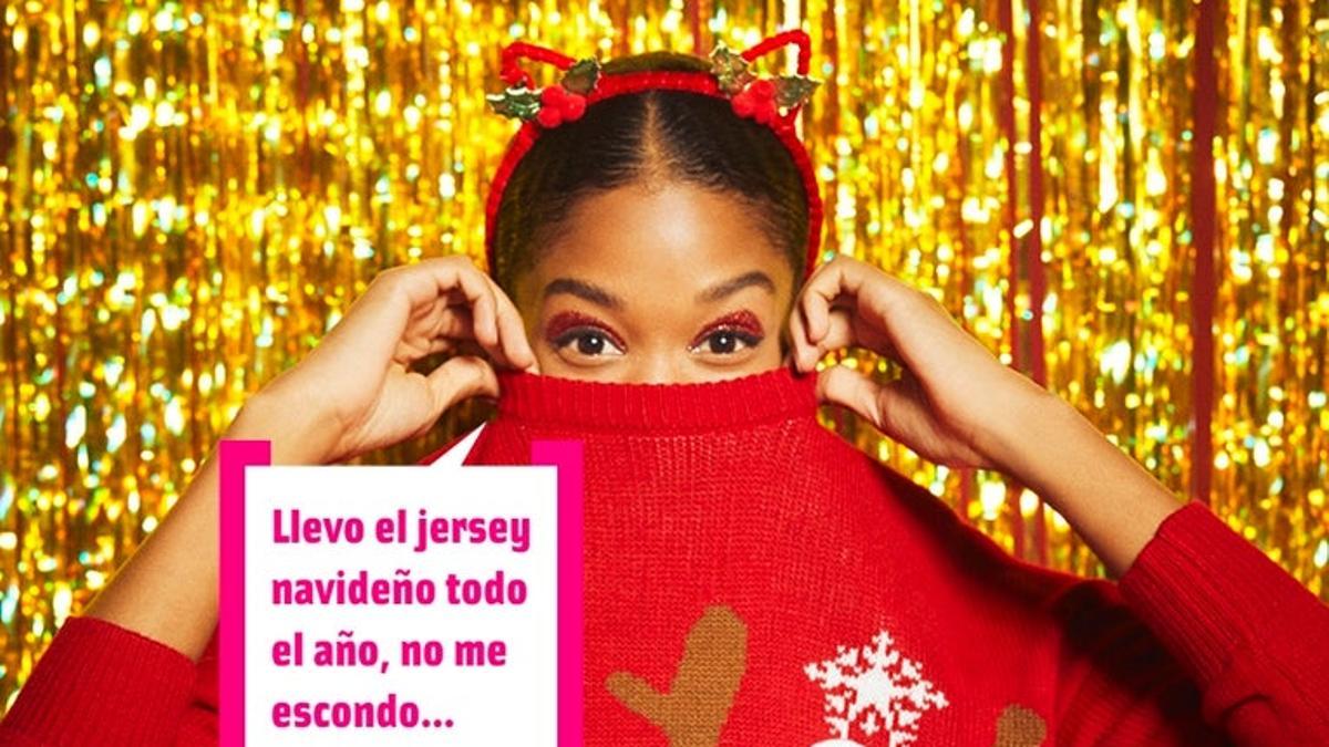 Modelo de Lefties con jersey navideño