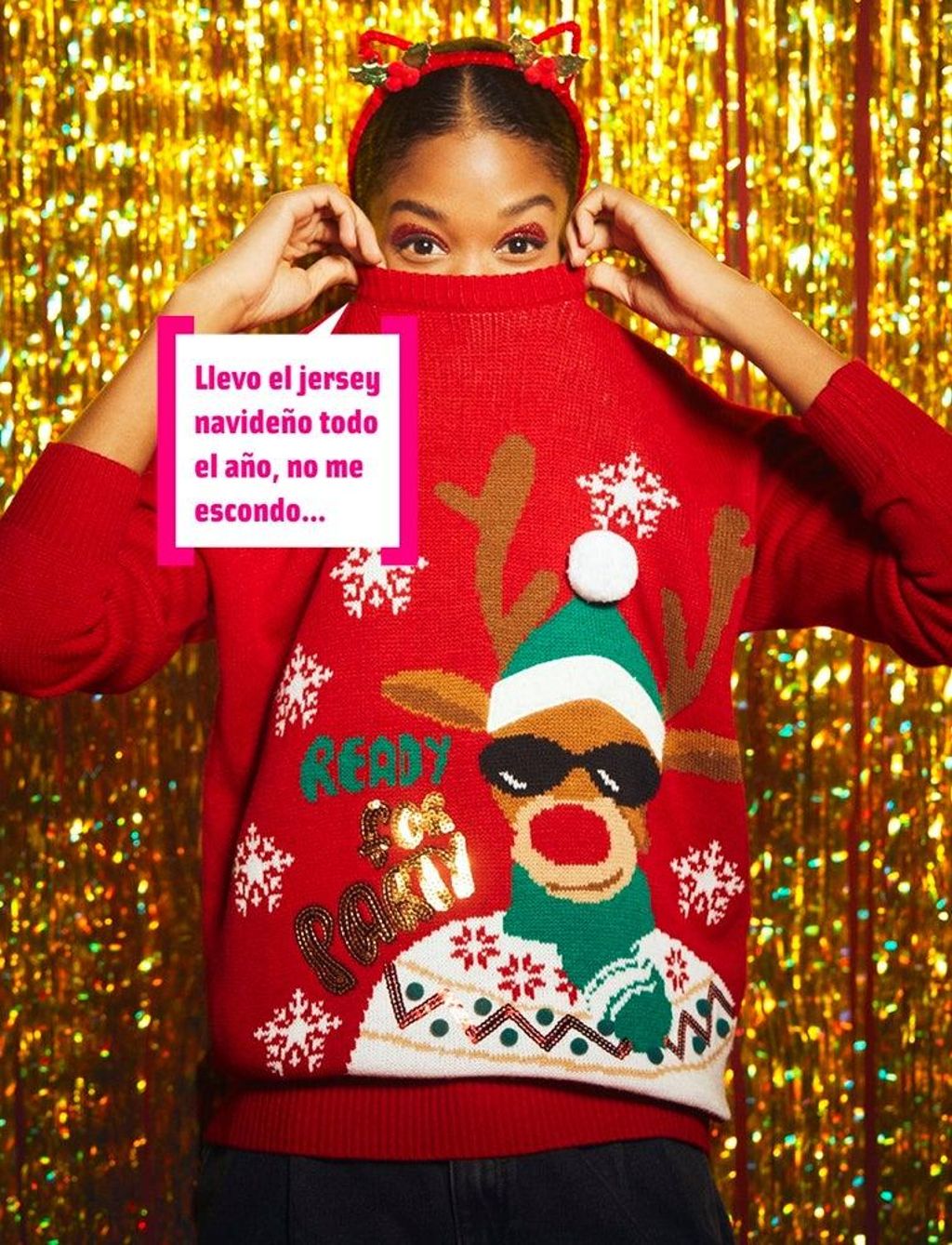 Modelo de Lefties con jersey navideño