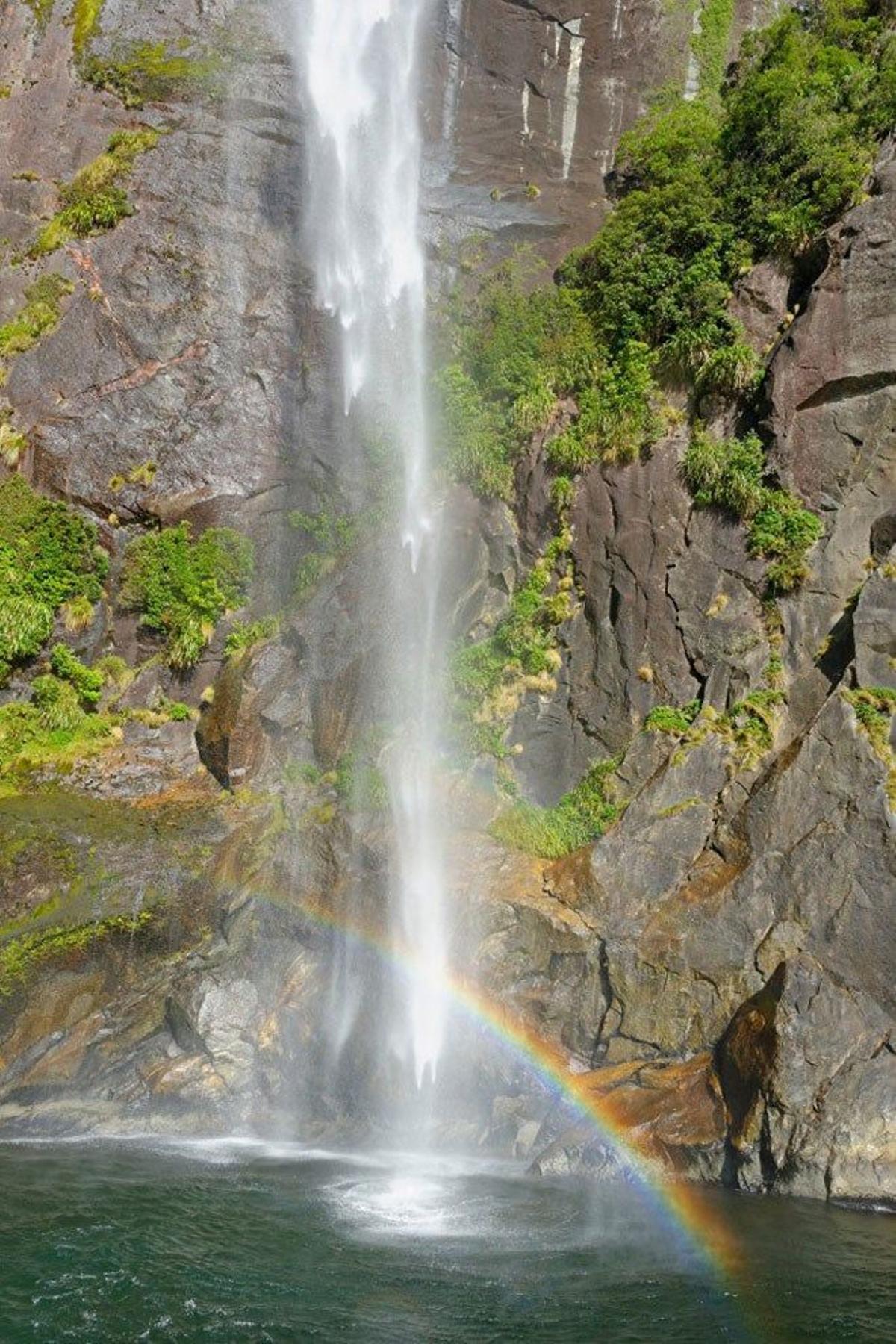 Cascadas en Milford Sound, Isla Sur de Nueva Zelanda.