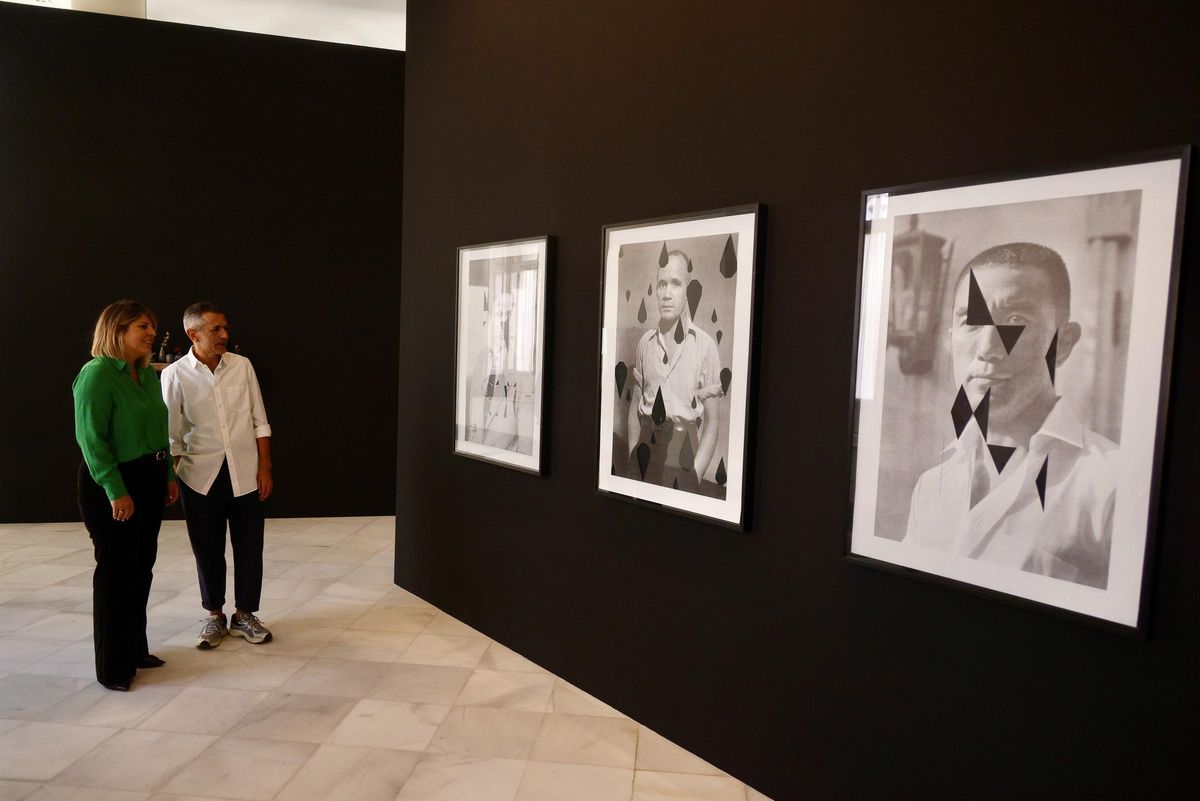 Pividal, junto a la alcaldesa, Noelia Arroyo, durante la visita de esta a ‘A drawing in the air’.