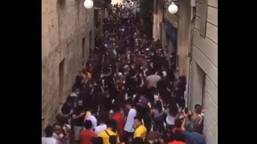 Veïns i veïnes de Vilafranca del Penedès durant el cercavila de la Festa Major del municipi