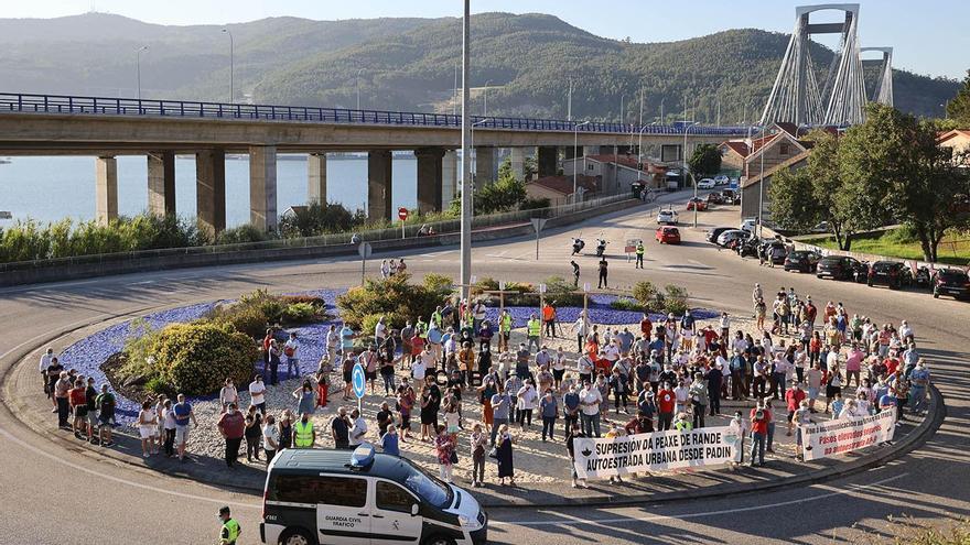 Concentración organizada por los vecinos de Teis y Chapela en la rotonda de Cabanas para exigir el fin del peaje de Redondela.