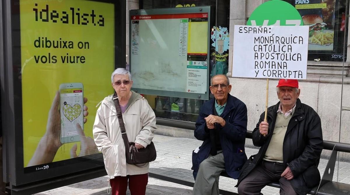 Curiosa fotografía junto al anuncio publicitario.