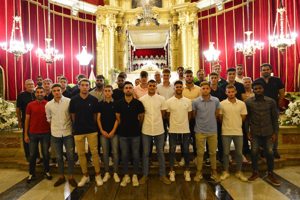 El Elche Club de Fútbol ha realizado este miércoles la tradicional ofrenda de flores a la Virgen de la Asunción.