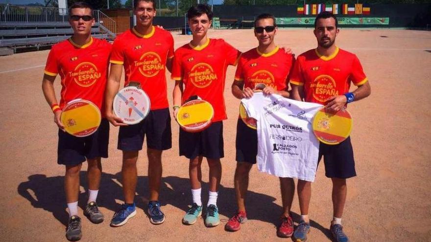 Ovidio Aréan (izq.), de Tamburello Rodeiro, con la selección española.