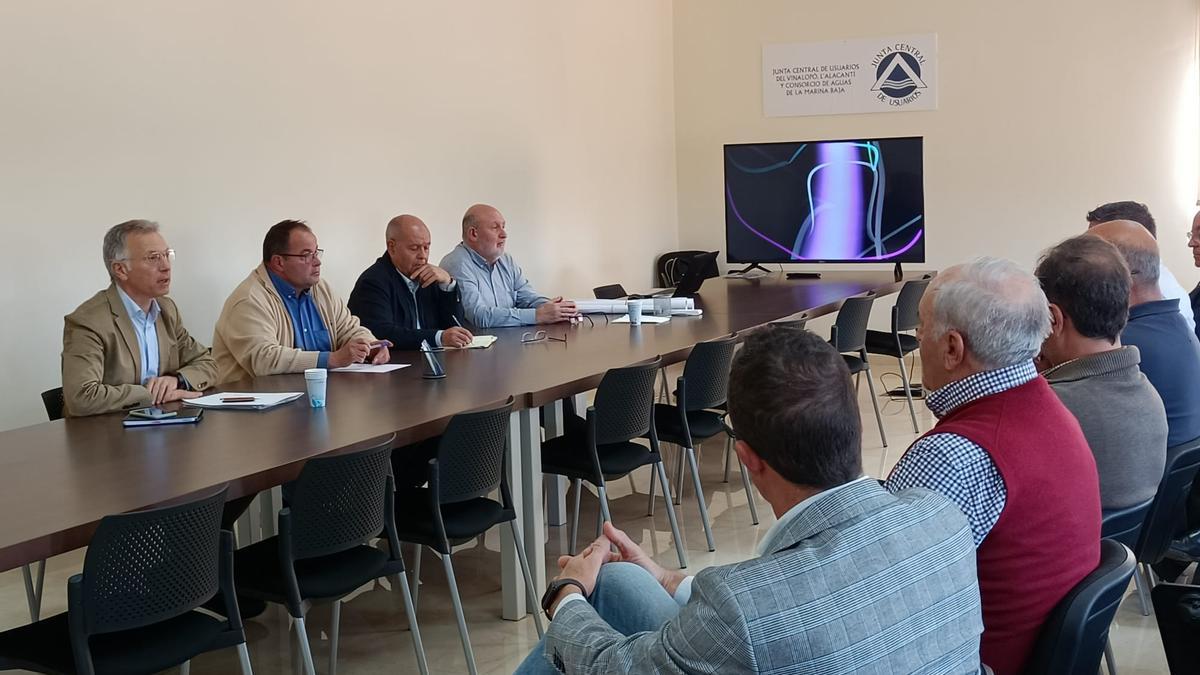 La reunión de Roger Llanes y Manuel Aldeguer con los representantes de ocho comunidades de riego de las comarcas de l´Alacantí y el Baix Vinalopó.