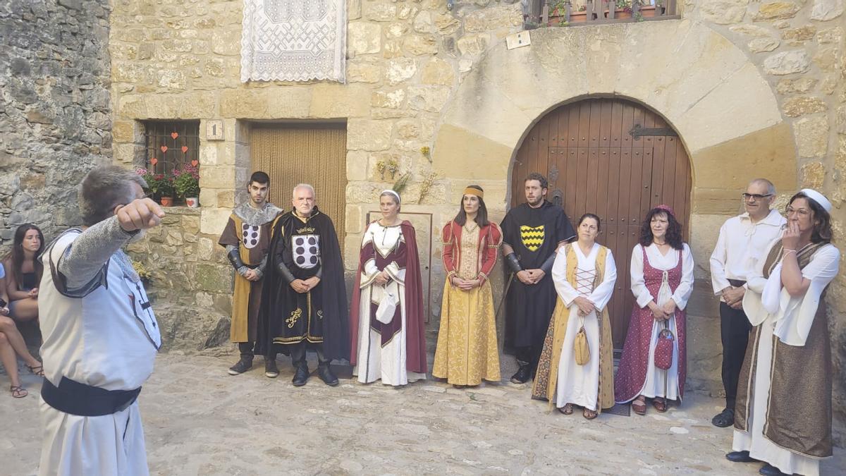 Culla organizó una visita guiada teatralizada por su casco urbano en &#039;La Noche Romántica&#039;.