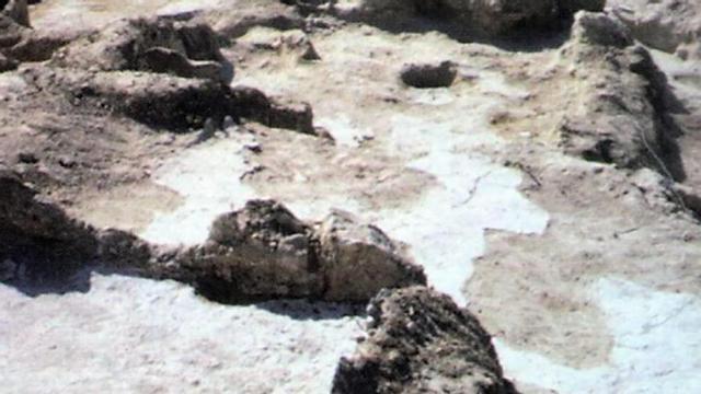 Un momento de la reunión de los miembros de La Carrahila con el proyecto en primer plano. A la derecha, el yacimiento del Cabecico.