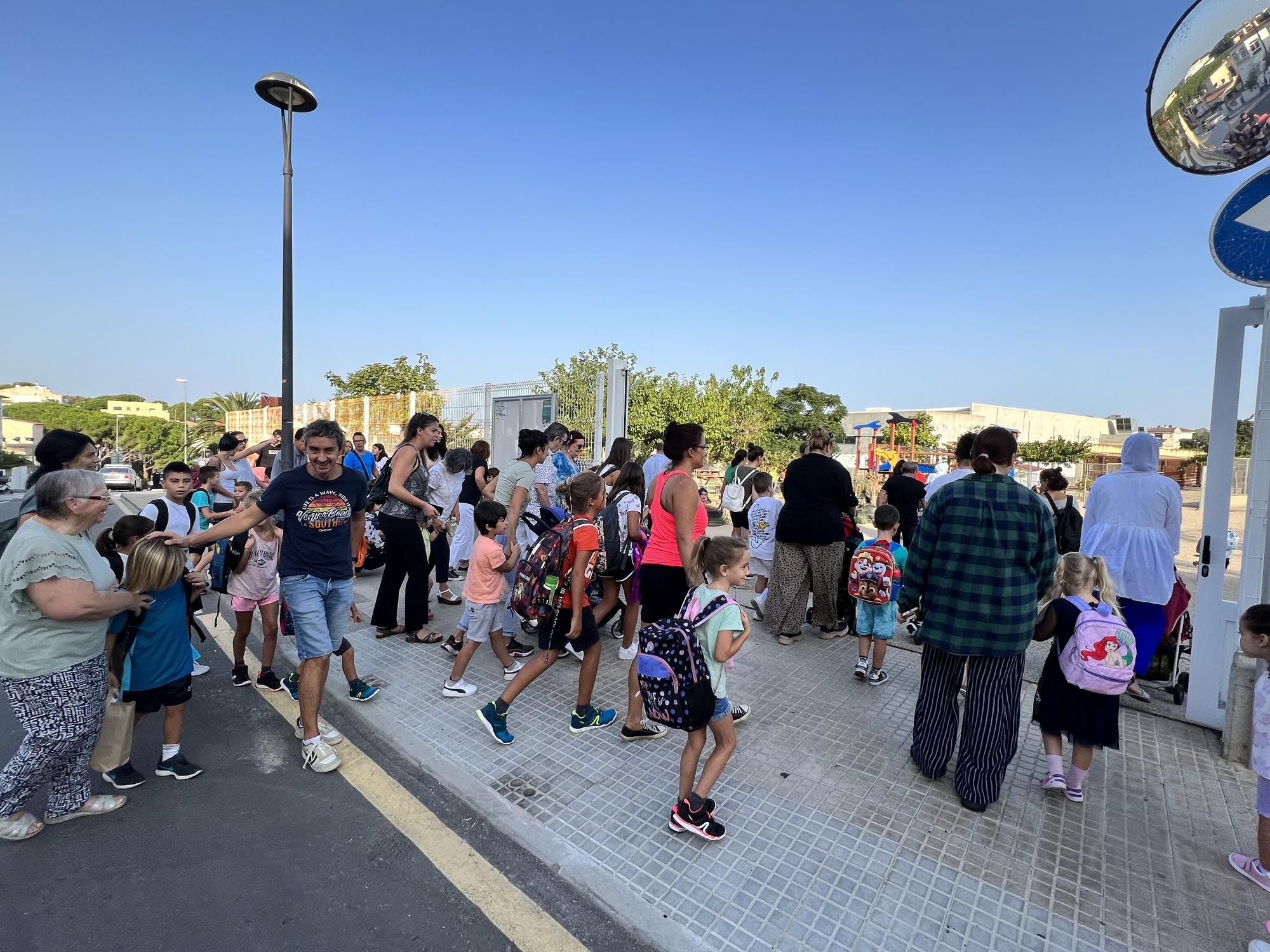 Alumnes escalencs tornant a l'escola.