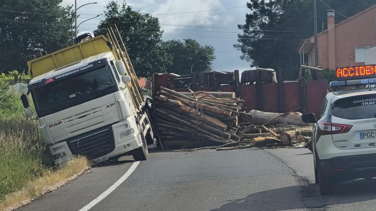 El camión volcado en la N-640 a la altura de Cuntis.