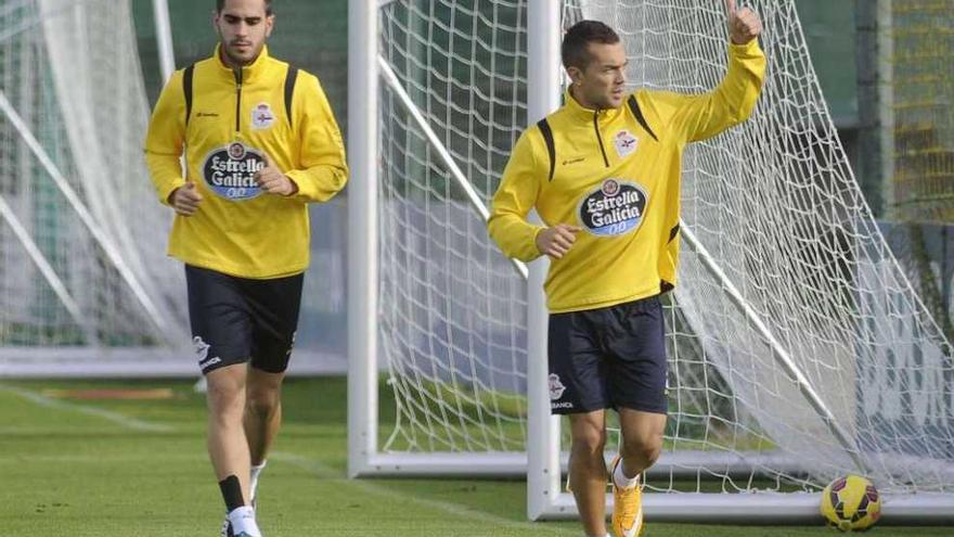 Pablo Insua y Luis Fariña, sobre el césped de la ciudad deportiva de Abegondo. carlos pardellas