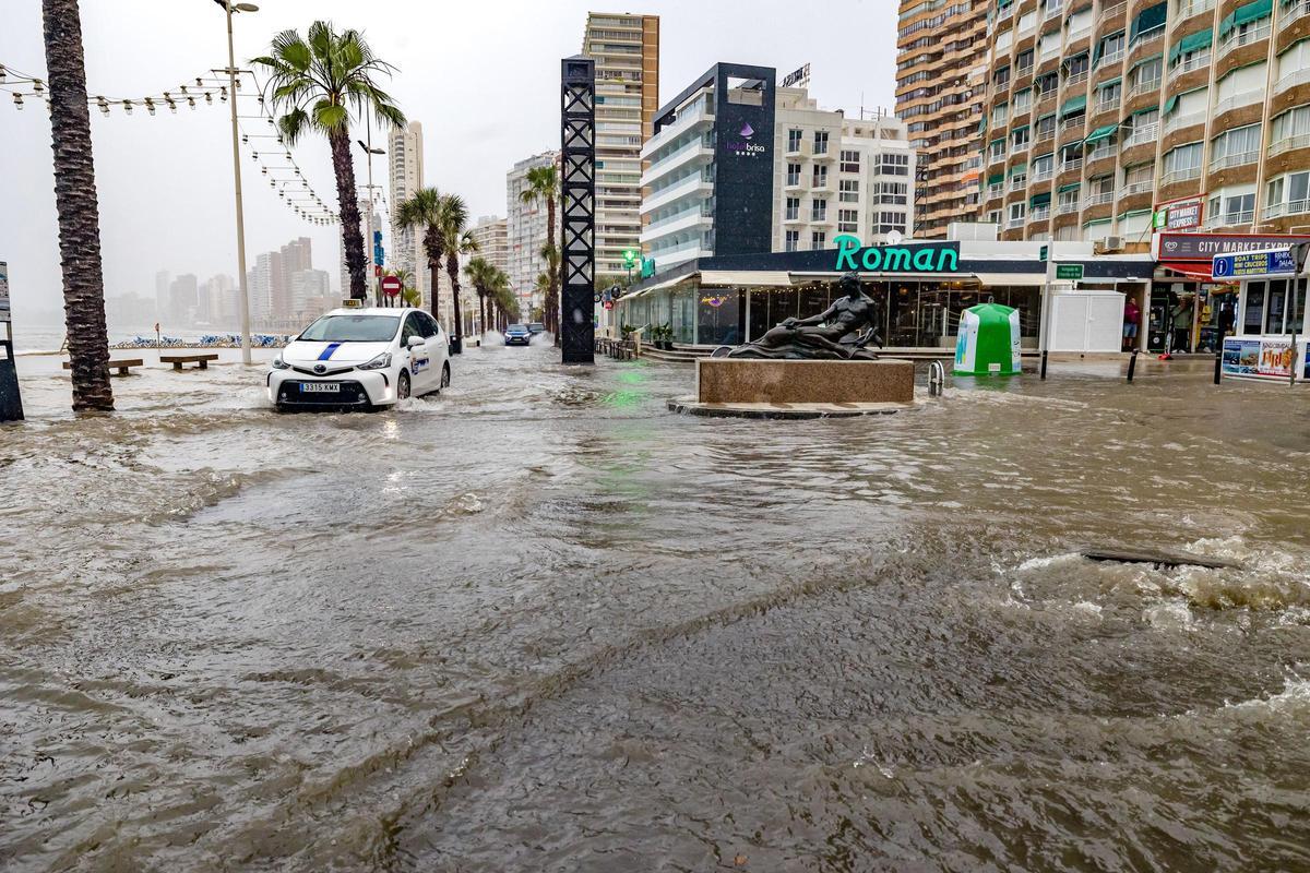Efectos de la DANA en el paseo marítimo de Benidorm.