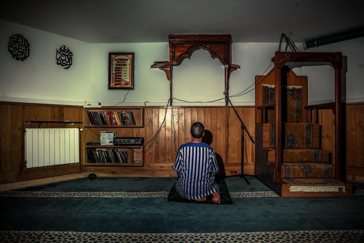 El imán de la mezquita El Fathe de Ripoll, rezando una oración.