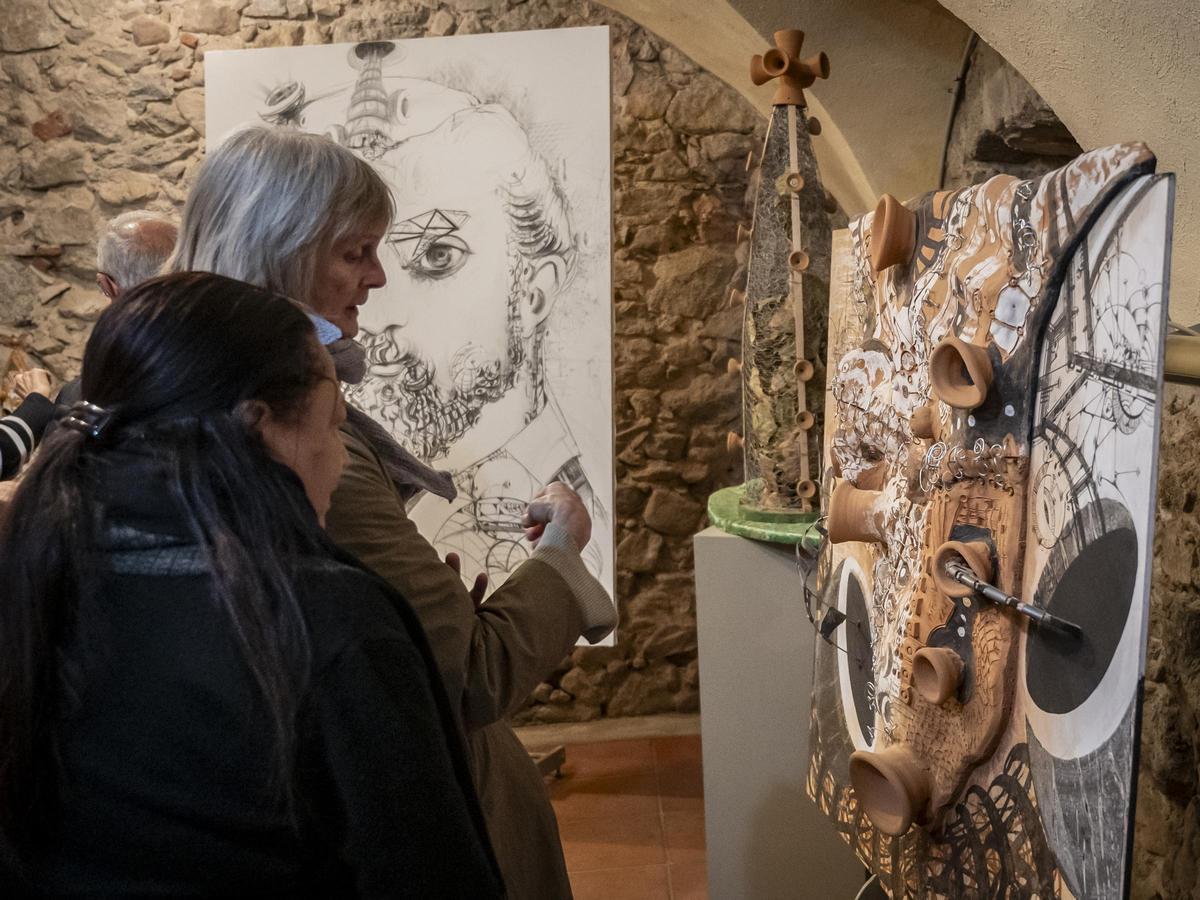 Visitants a l'exposició de Federico, el dia de la inauguració.