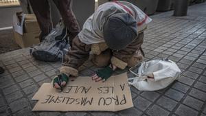 Una estudiante escribiendo una pancarta con el mensaje ’Basta de machismo en las aulas’, hace unos días en Barcelona.