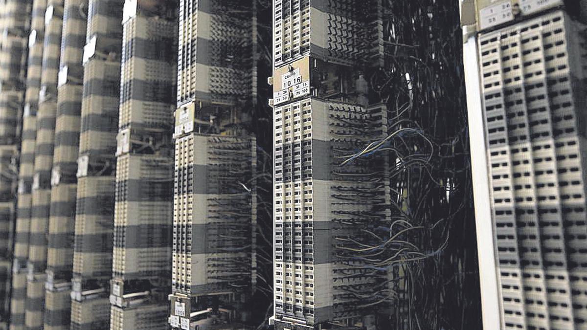 Cajas de pares de ADSL en la central de Movistar, en Vigo. | A. Villar