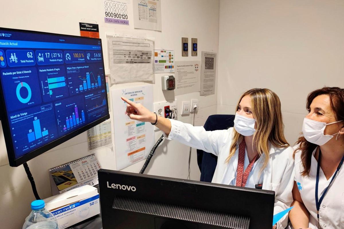 Dues professionals a l'hospital Trueta de Girona.