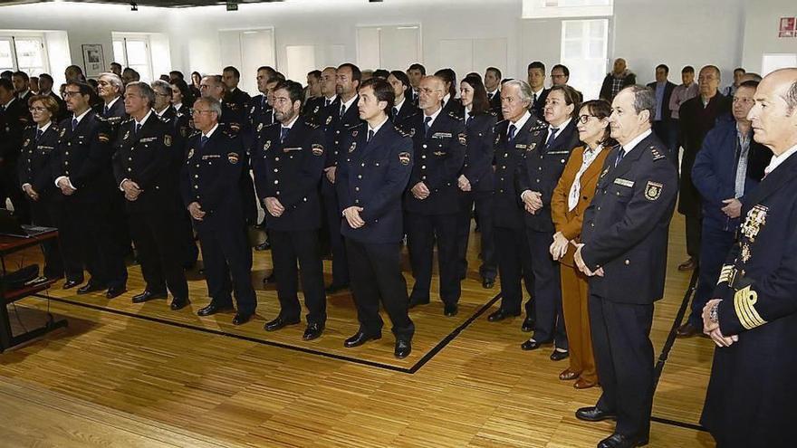 El comisario jefe de Vigo, Luis de Luis Gallego, y la subdelegada del Gobierno, Maica Larriba (a la derecha), en un momento de la celebración del aniversario de la Policía Nacional. // Alba Villar