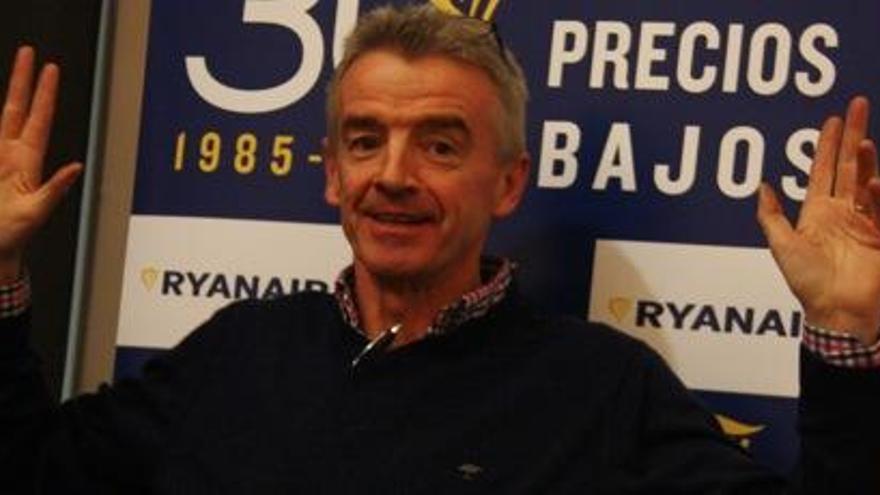 El director executiu de Ryanair, Michael O&#039;Leary, amb les mans amunt un cartell dels 30 anys de la companyia al fons