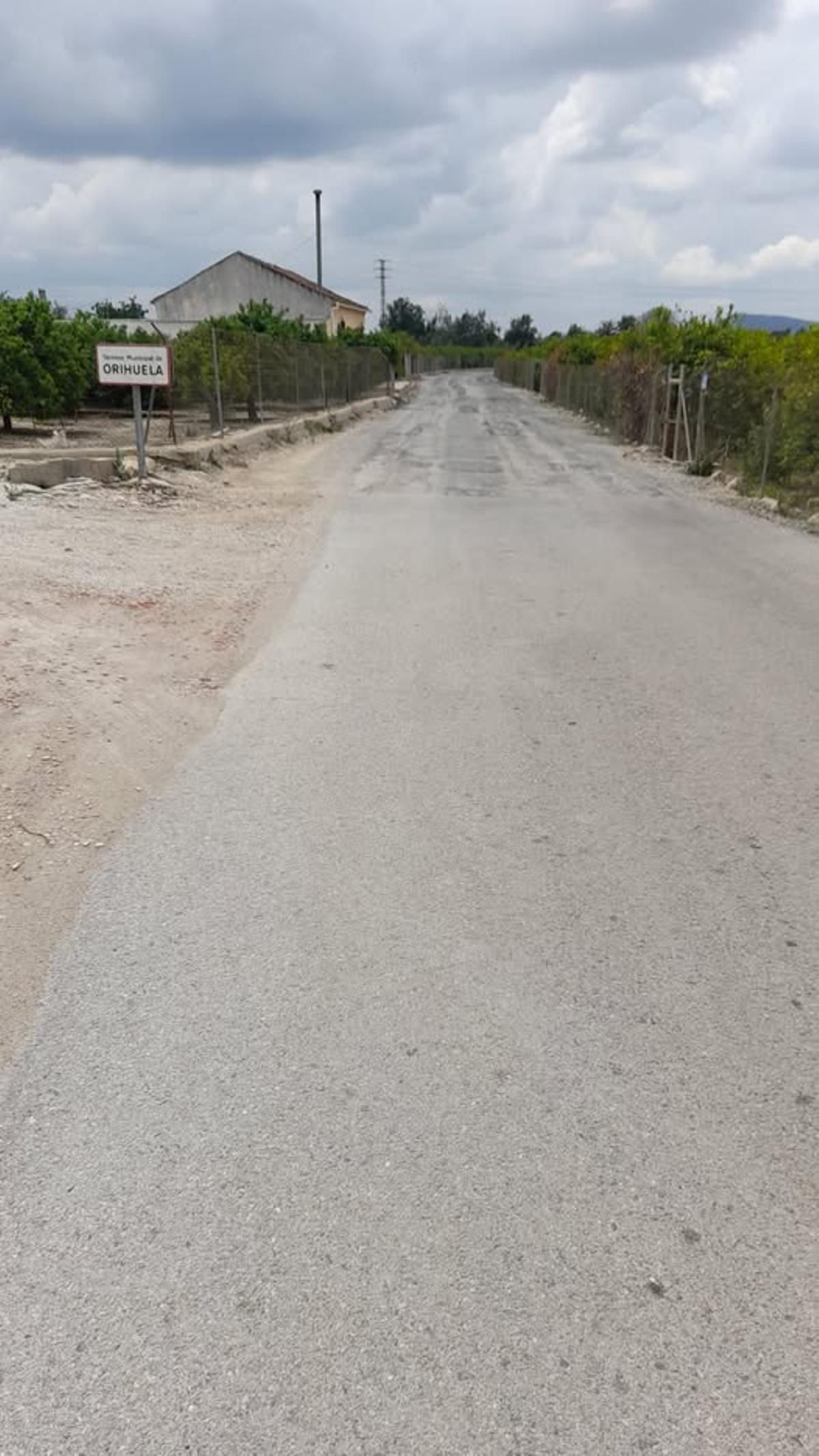 Diferencia entre el estado del asfaltado de la parte que pertenece a Orihuela con la que es de Benejúzar
