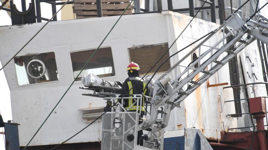 Extinguido el incendio en un barco en el puerto de La Luz con tres fallecidos