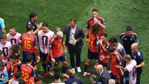 AME6726. LOS ÁNGELES (ESTADOS UNIDOS), 02/07/2026.- Jugadores de España hablan durante la pausa de hidratación este jueves, en un partido por los dieciseisavos de final del Mundial de la FIFA 2026 entre España y Austria en el estadio SoFi en Los Ángeles (Estados Unidos). EFE/ David Toro