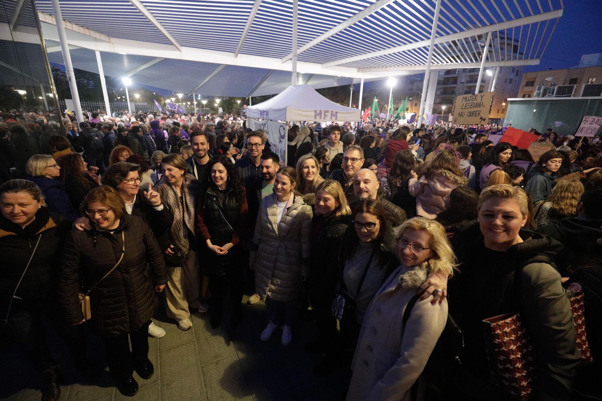 Miles de personas recorren Palma en la manifestación feminista del 8M