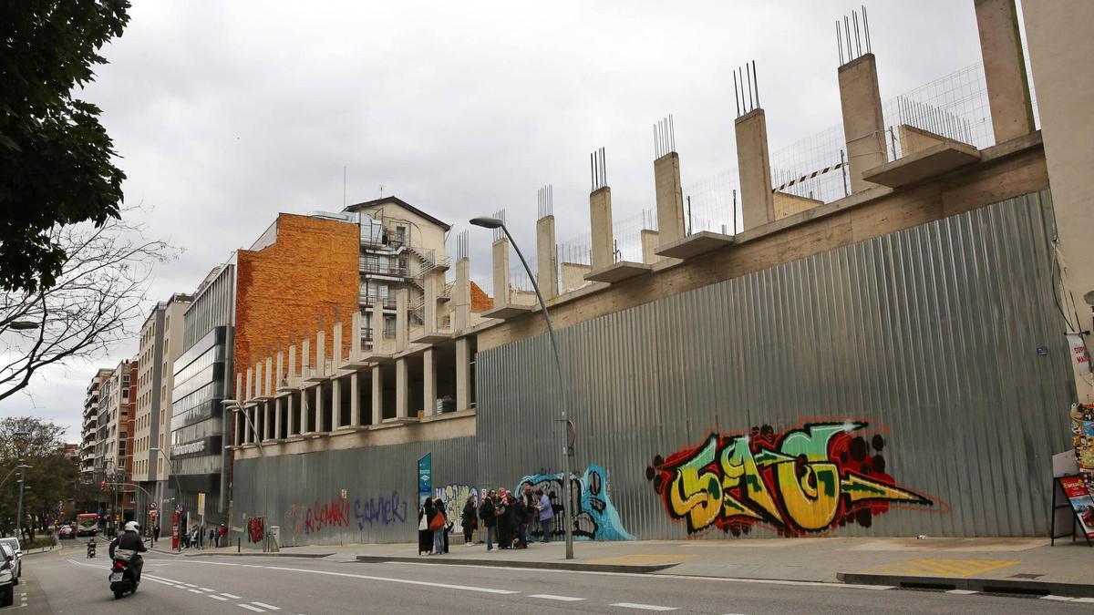 Pisos públicos a medio construir en el solar de la antigua Quirón en Barcelona