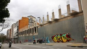 Pisos públicos a medio construir en el solar de la antigua Quirón en Barcelona