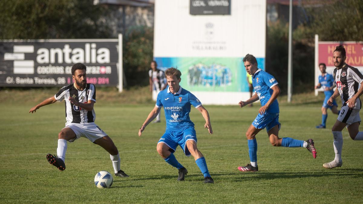 Un jugador del FC Vinhais trata de cortar un ataque del Villaralbo