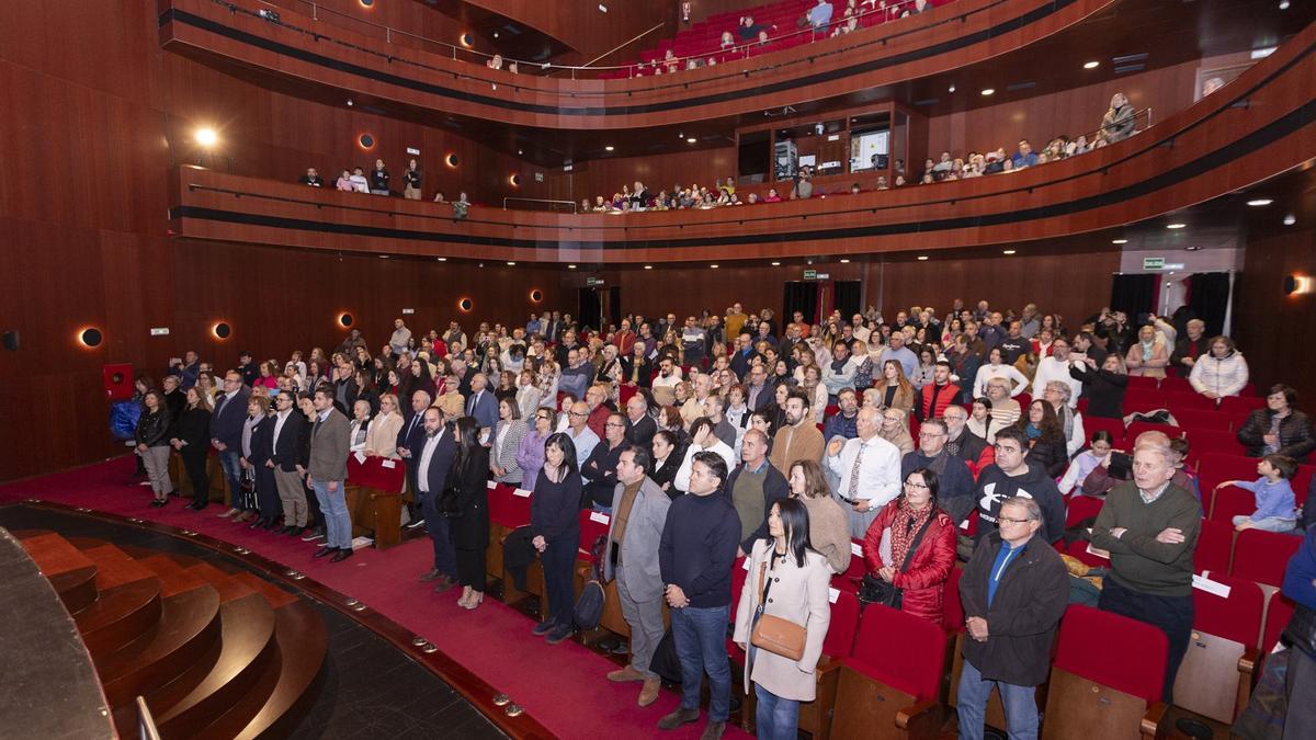 Un momento del concierto que ha tenido lugar en el Teatre Serrano de Gandia, con el público en pie.