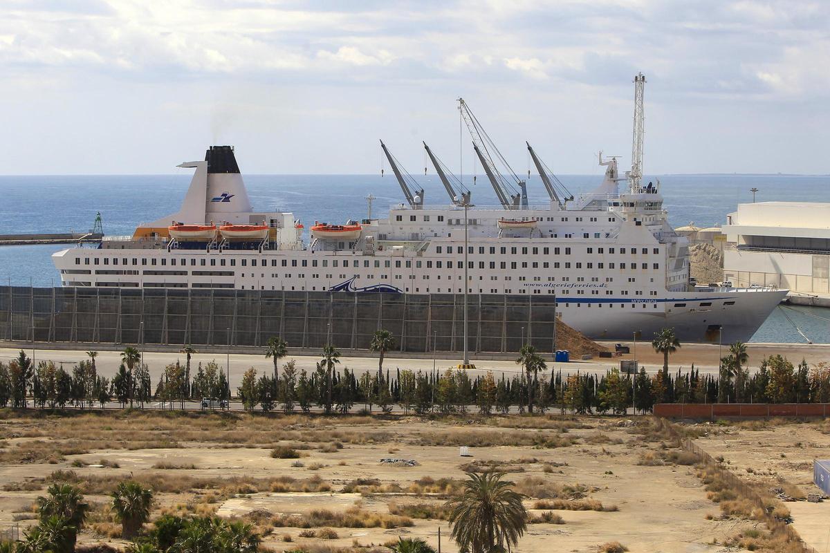 El barco 'Piolín', ahora ferry a Argelia, inmovilizado en Alicante por problemas técnicos.