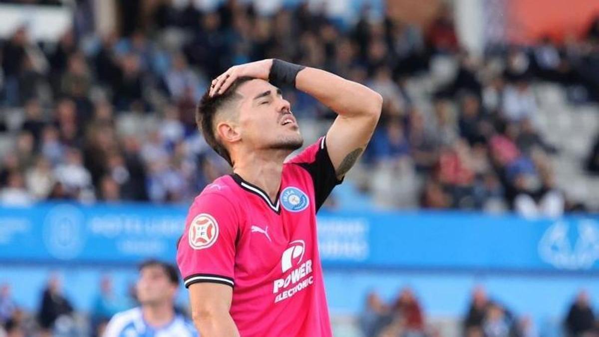 Fran Castillo se lamenta durante el encuentro disputado ante el Sabadell