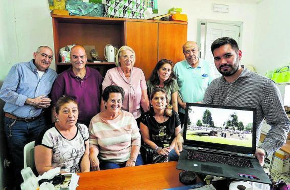Vecinos de Campanillas en 2019, con la recreación digital del parque junto al río Campanillas.