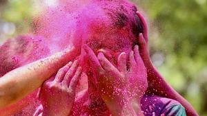 Celebraciones del Holi en el templo Kalupur Swaminarayan , India.