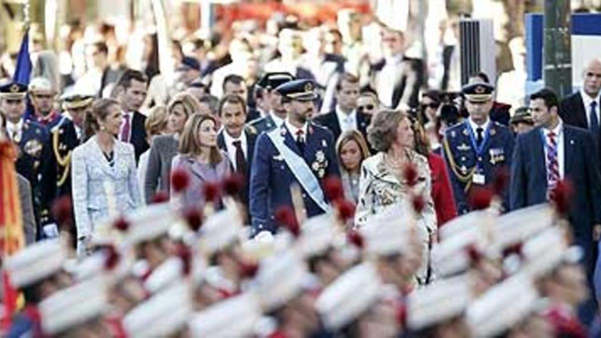 La Reina, los príncipes de Asturias, las infantas Elena y Cristina, y el presidente del Gobierno, José Luis Rodríguez Zapatero, durante el desfile militar del Día de la Fiesta Nacional, que se celebra en el paseo de la Castellana de Madrid.