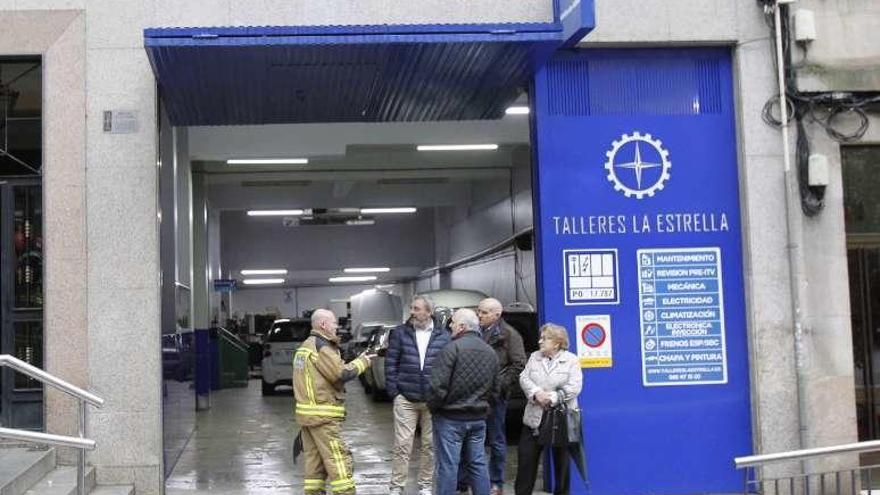 El taller de coches del bajo reanuda su actividad | Ya con corriente eléctrica, el taller de coches del bajo del edificio ha podido, aunque no aún al ritmo normal, retomar su actividad. Es la única zonadel inmueble donde hay luz. La explosión les afectó: cristales rotos y tres vehículos dañados. A uno le cayeron de pleno cascotes en el techo ya que su conductor llegaba en el momento de la deflagración.