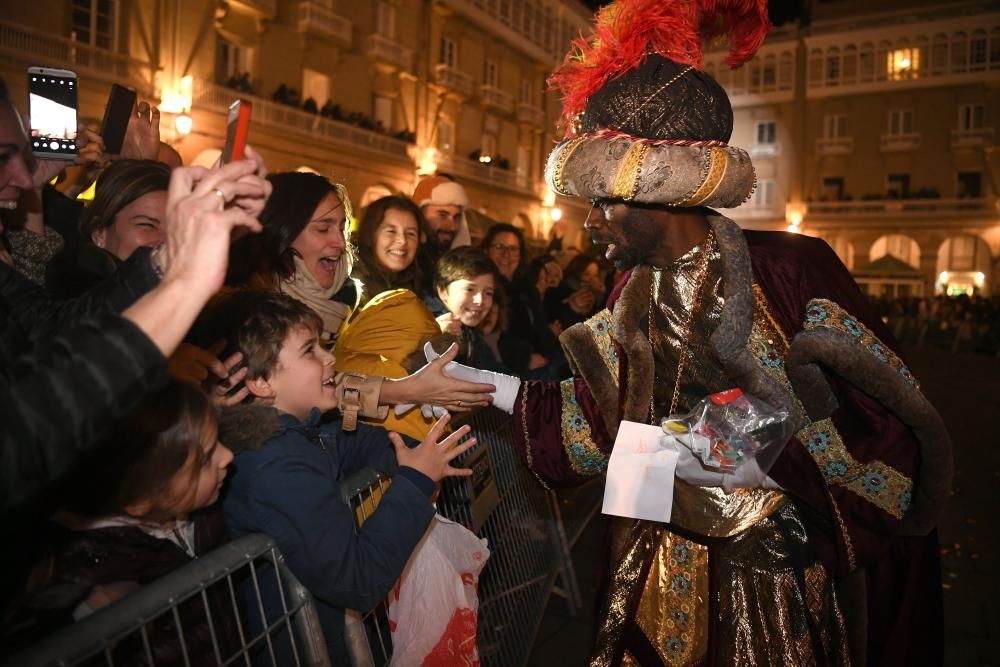 Los Reyes Magos recorren la ciudad desde O Castrillón hasta la plaza de María Pita.