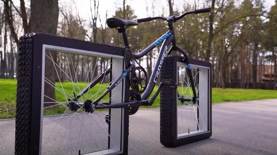 Inventen la bicicleta amb rodes quadrades (i funciona)