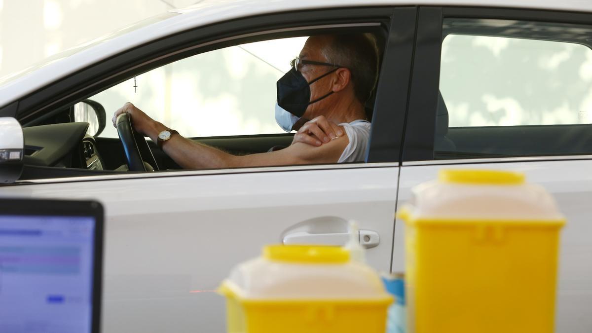 Un hombre espera para ser vacunado en Ponferrada.