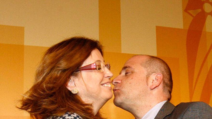 Irene Rigau felicitant Albert Bayot després de prendre possessió.