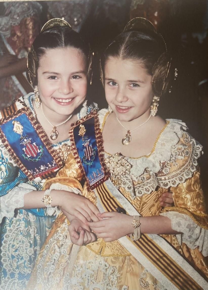 Impagable foto de Judith Noguera y Carla Gómez, las dos cortes infantiles de 2005 que están en la gran final